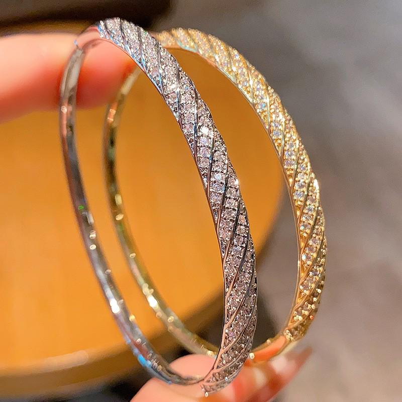 Bracciale Rombo Twist Full Diamond con Onde Lisce e Design a Nastro di Mobius