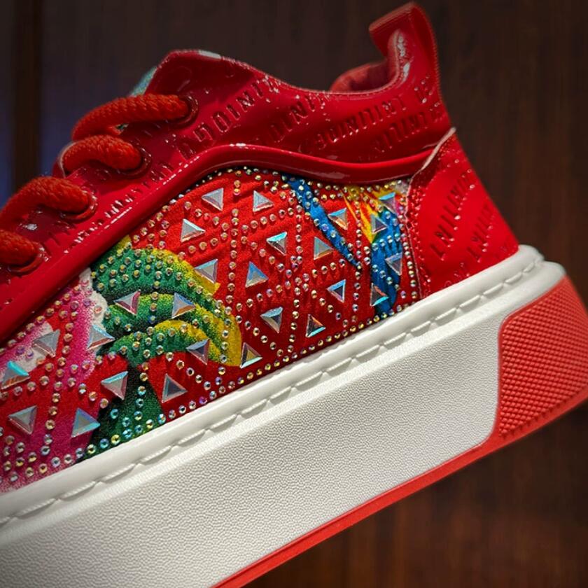 Die beliebten Herrenschuhe sind voll von Diamant-Board-Schuhen, Friseur-Schuhen und Bühnen-Stoffschuhen mit A11-Aufdruck