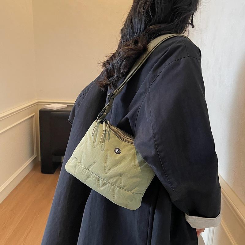 2025 new trendy fashion solid color large capacity shoulder bag winter foreign lazy style high sense diamond messenger bag