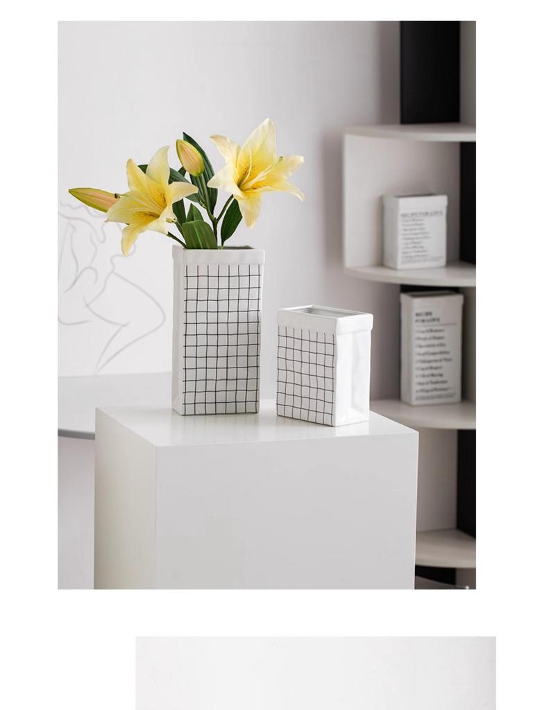 Skandynawski biały ceramiczny wazon na suszone lub świeże kompozycje kwiatowe w wystroju salonu