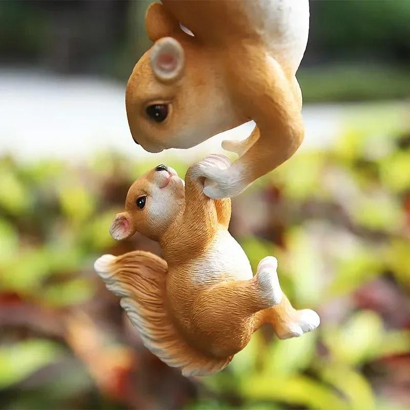 1pc Cute Squirrel Climbing Sculpture Squirrel Parent-Child Resin Crafts Outdoor Garden Balcony Courtyard Hanging Decoration LS