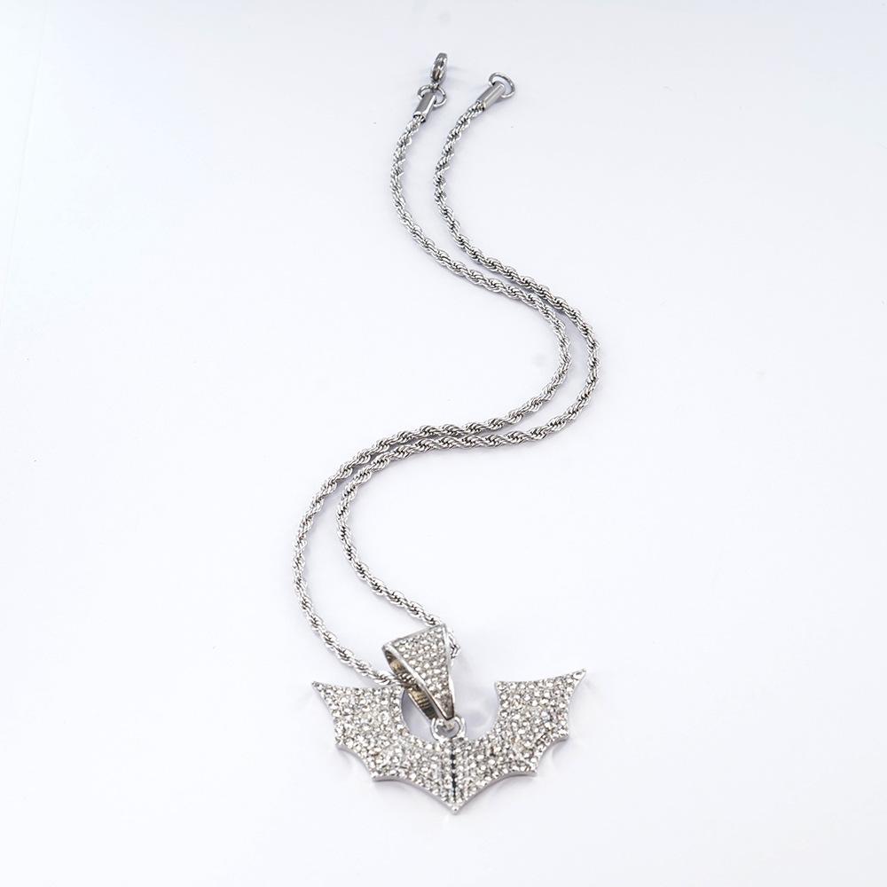 Ny hip-hop-anheng i full diamantlegering formet som en flaggermus for herresmykke. Trendy og unikt tilbehør for europeisk og amerikansk stil.