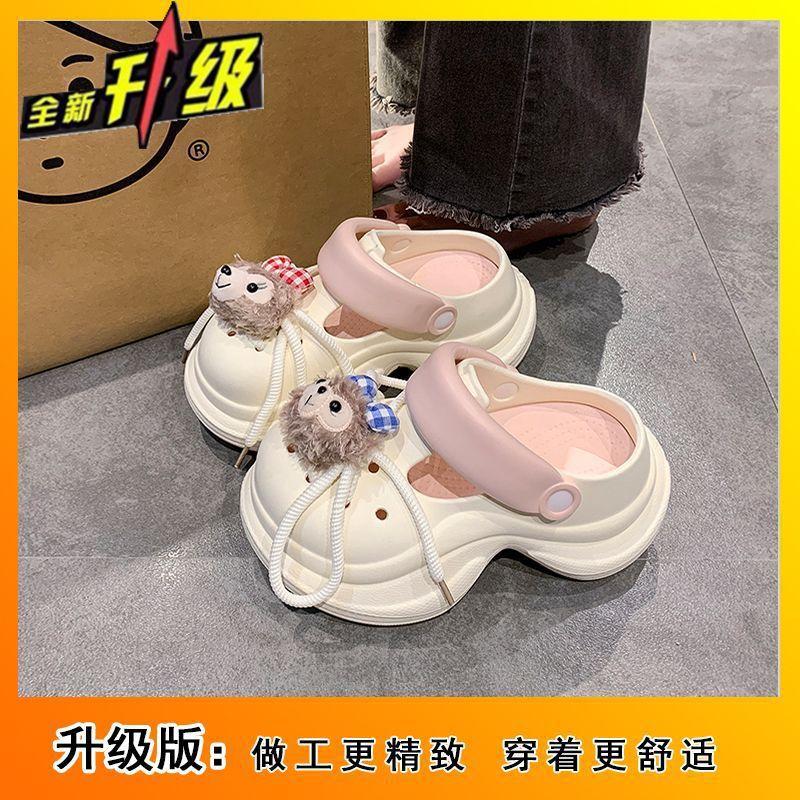 2025 Süße und niedliche Strap-on-Puppe Lochschuhe Damen Sommer auf Scheiße treten Gefühl kleiner Mann dicksohlige coole Hausschuhe rutschfeste Hausschuhe