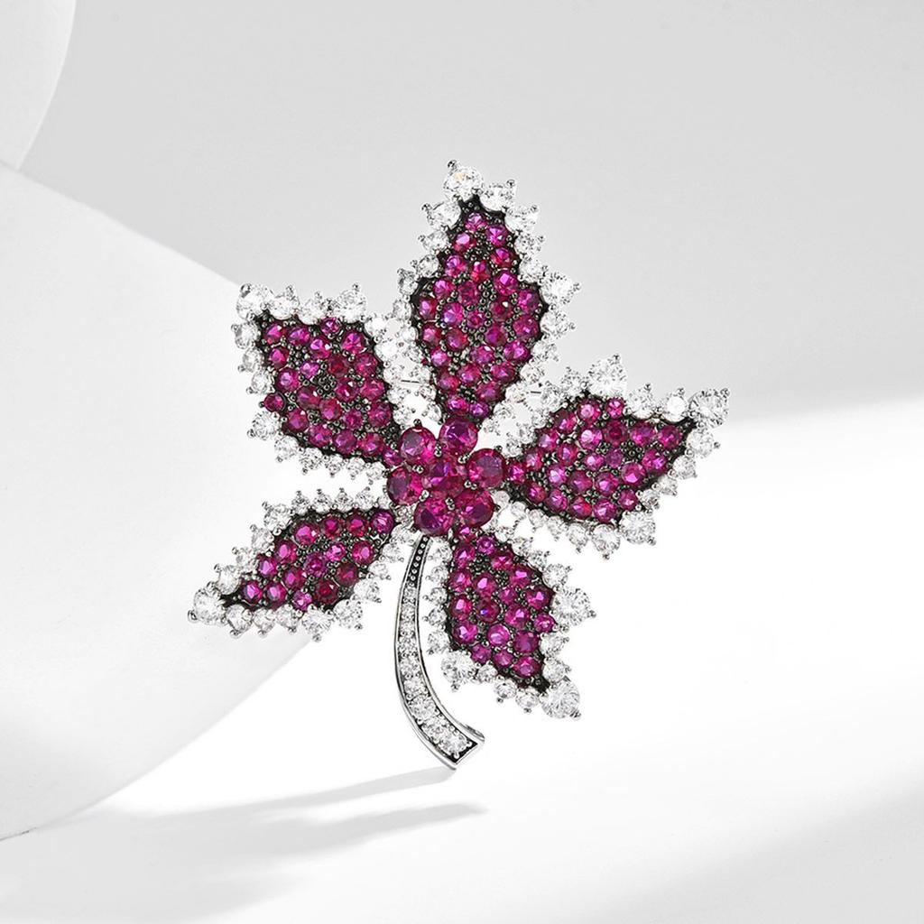 Women's Light Luxury Design Elegant Inlaid Zircon Maple Leaf Brooch Fashionable And Versatile Niche Design Sense Brooch