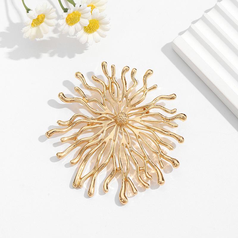 Exaggerated Snowflake Brooch Pin - Stylish Accessory for Women's Daily Wear