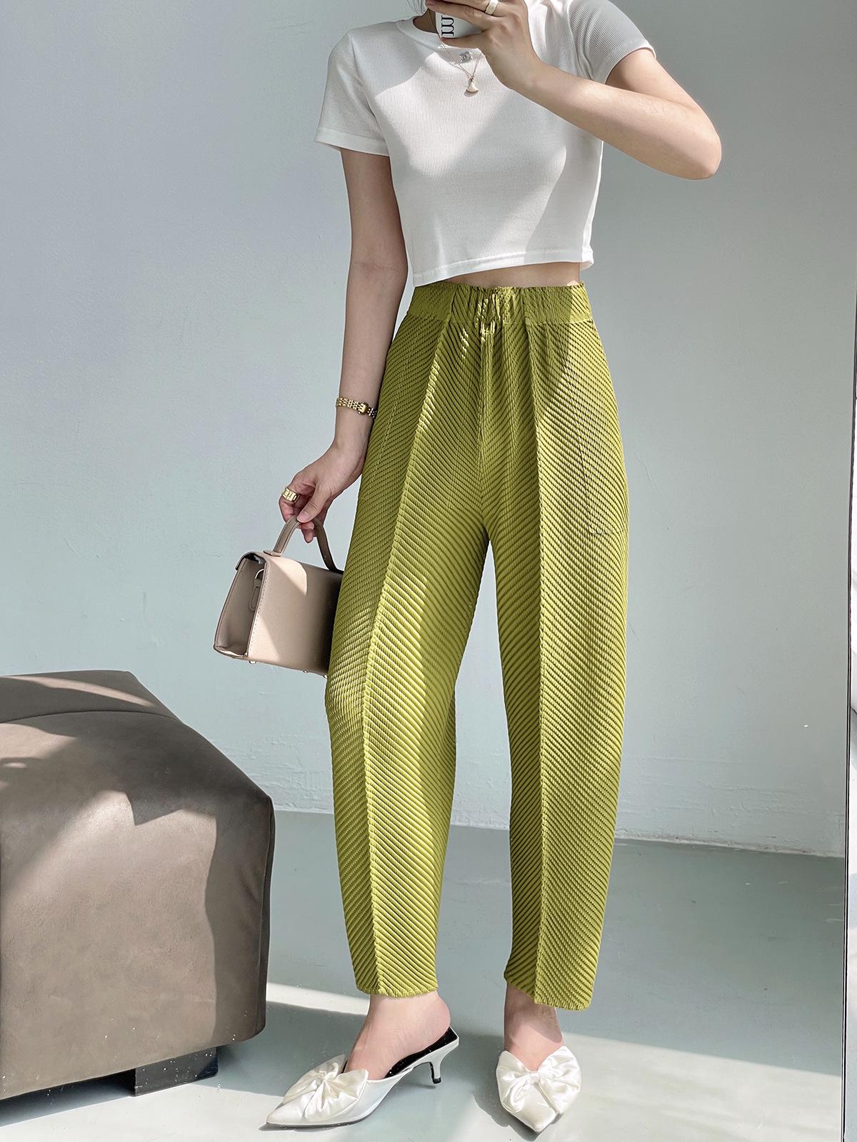 

Широкие брюки с плиссировкой и текстурой «рыбья чешуя» с эластичным поясом и карманами для женщин One Size оливковый