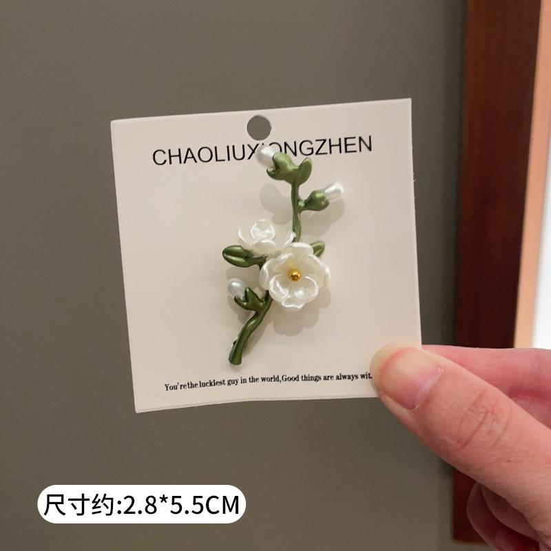 French Pearl Botanical Floral Brooch Women Summer Style Anti-Slip Clasp Elegant Suit Accessory Versatile Commute Bouquet