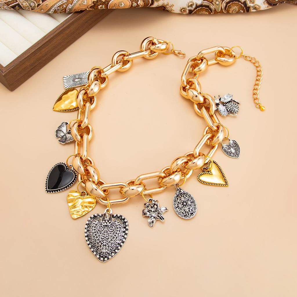 Collana Ciondolo a Forma di Cuore con Motivo Metallico Luce Vintage Lusso da Donna, Stile Punk Ccb Catena Spessa Catena Clavicola