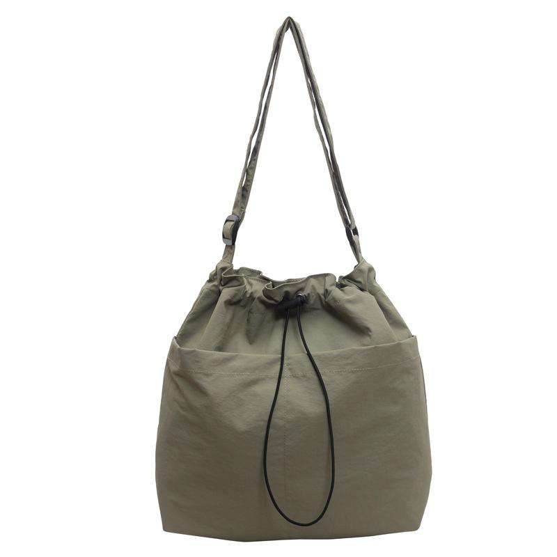 

Lightweight and strong large bag, women s nylon cloth fashion Korean version of simple cloth bag 2025 spring and summer new bundle casual bag зелений