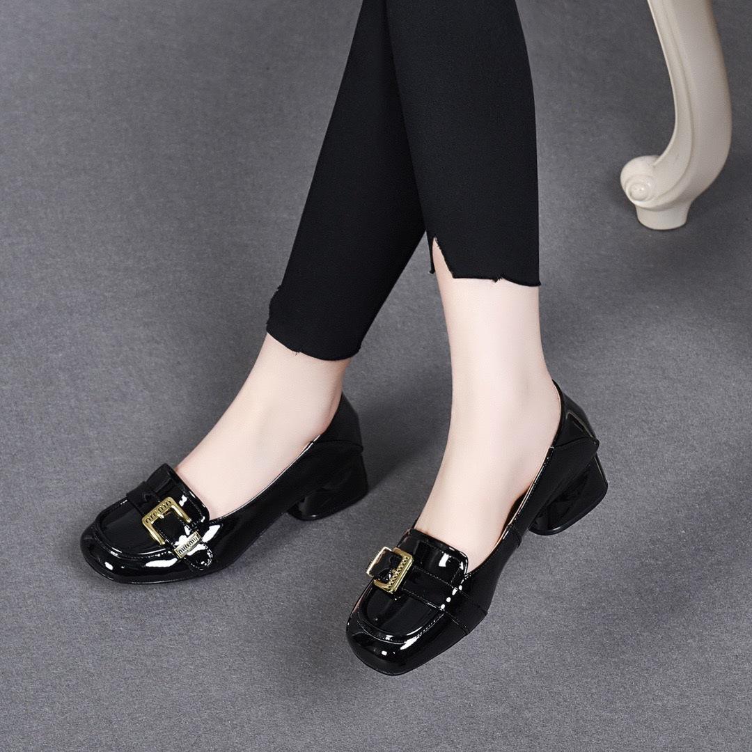 

Patent leather thick heel single shoes soft sole soft surface one pedal 2025 women s shoes spring and autumn new small leather shoes comfortable Doudo 35