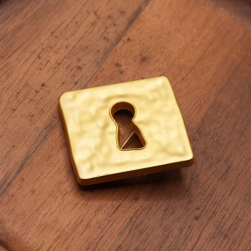 

Pleated Devil S Eye Brooch Alloy Keyhole Shape Glaze Luxury Badge Pin Trendy Tassels Banquet Clothes Metal Pin A8