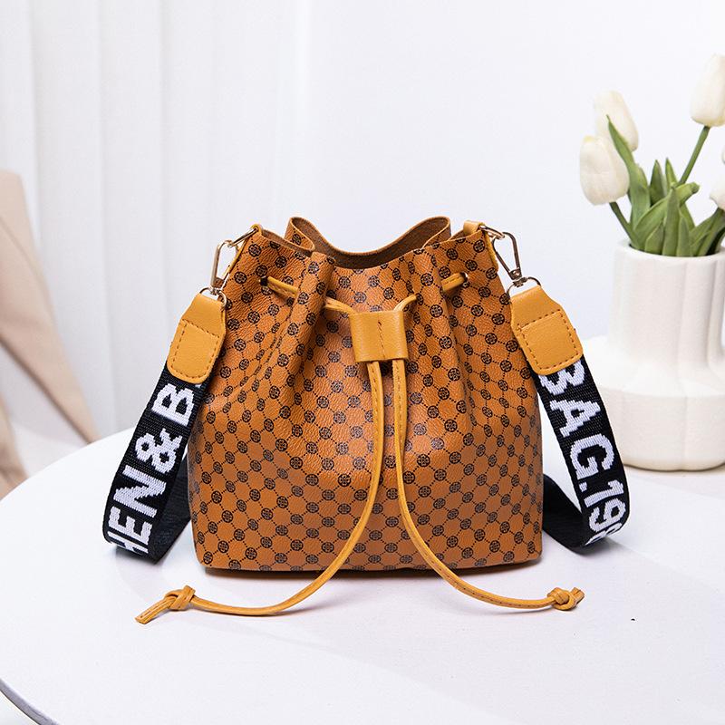 Retro One-shoulder Crossbody Bucket Bag, a New Pumping Belt Casual Women's Bag.