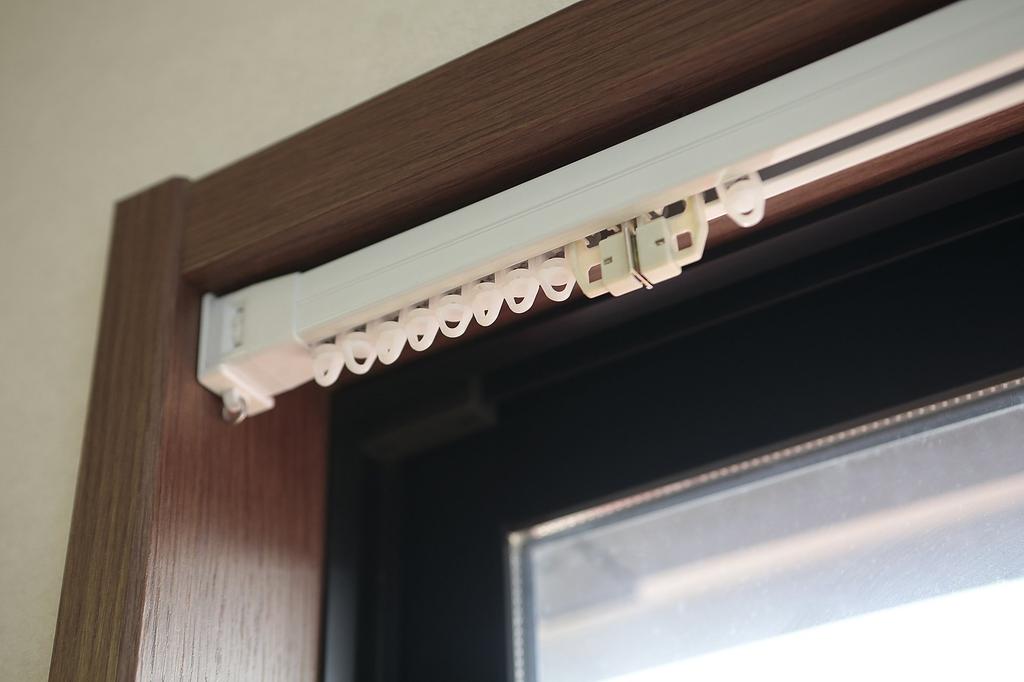 Einfache Installation ohne Schrauben oder Nägel! Vorhangschiene, Spannschiene, ausziehbare Schiene, Heavy-Duty, weiß (79-130cm)