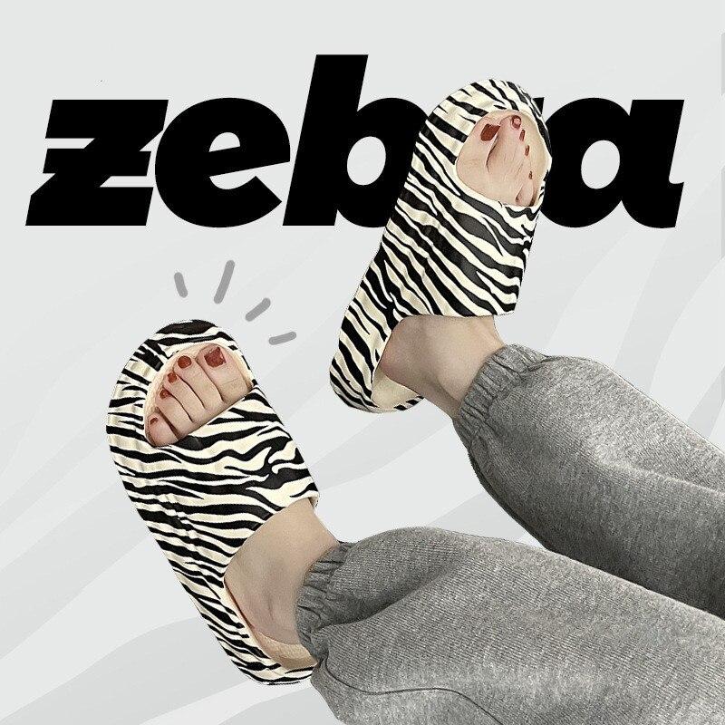 2023 neue Sommer Frauen Hausschuhe Kuh Zebra Muster Indoor Hausschuhe Hause Pantoffel Dicken Boden Nicht-slip Sohle Bad Schuhe