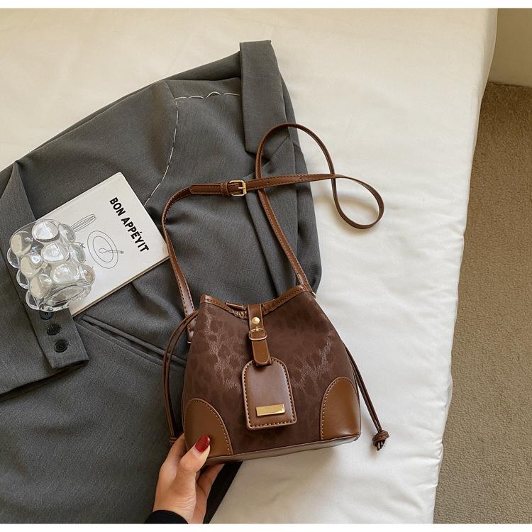 

2025 new high-end bag women s bag niche popular shoulder bag bucket bag foreign-style contrasting color splicing messenger bag