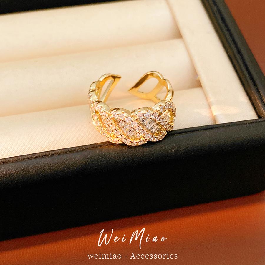 A Niche High-end Palace Style Twisted and Entwined Open Ring