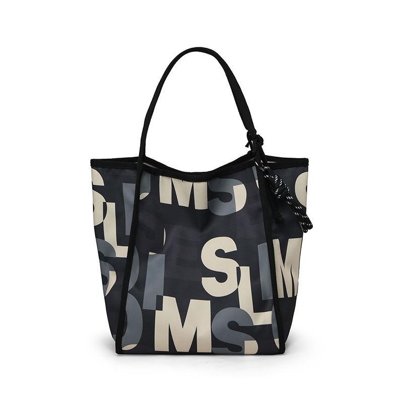 

Тенденция 2025 года Новая простая сумка с принтом Легкая вместительная на плечо Большая сумка Универсальная повседневная сумка-тоут