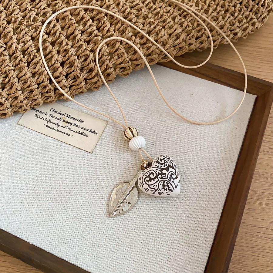 High-End Women's Retro Oval Geometric Resin Necklace