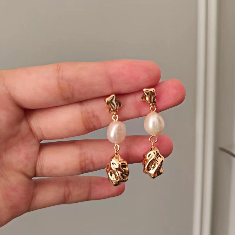 

Серьги из стерлингового серебра S925 с позолотой и натуральным пресноводным жемчугом.