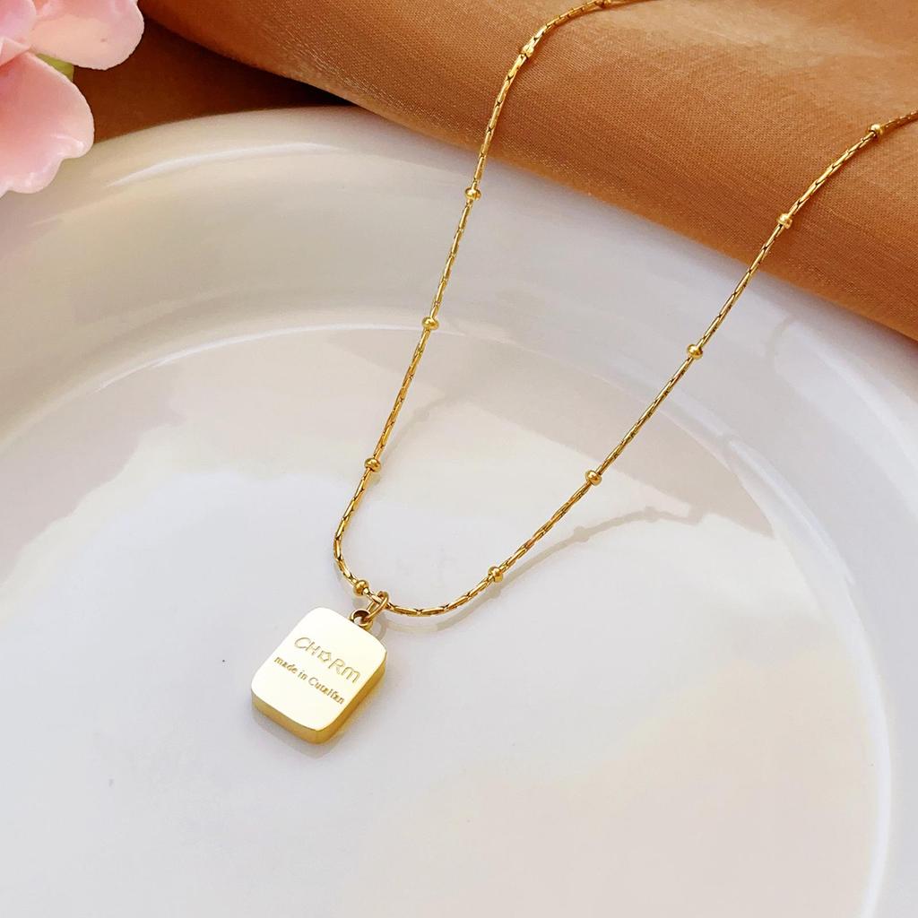 Złoty naszyjnik ze stali nierdzewnej: Elegancka, Wszechstronna, Nieblaknąca Biżuteria Damska