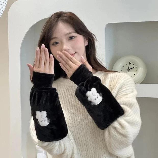 Newcomer Special: 5 Yuan Off - Thick Warm Student Oversleeves for Autumn/Winter, Anti-Stain and Durable.