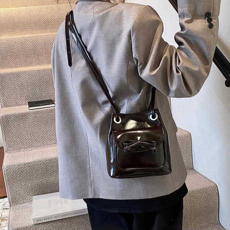 

Winter simple messenger bag women s 2025 new fashion versatile underarm bucket bag bow shoulder bag 20*8*20
