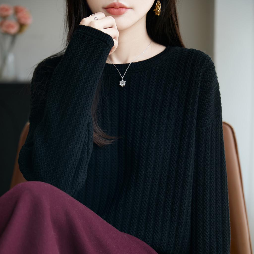 Jacquard Solid Color Thickened Base Layer, A New Round Neck and Versatile Knitted Sweater for Women In Autumn and Winter