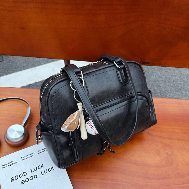 Women's Retro Y2K Underarm Bowling Bag: Large Capacity, Simple, Versatile Shoulder Handbag for Casual Commute.