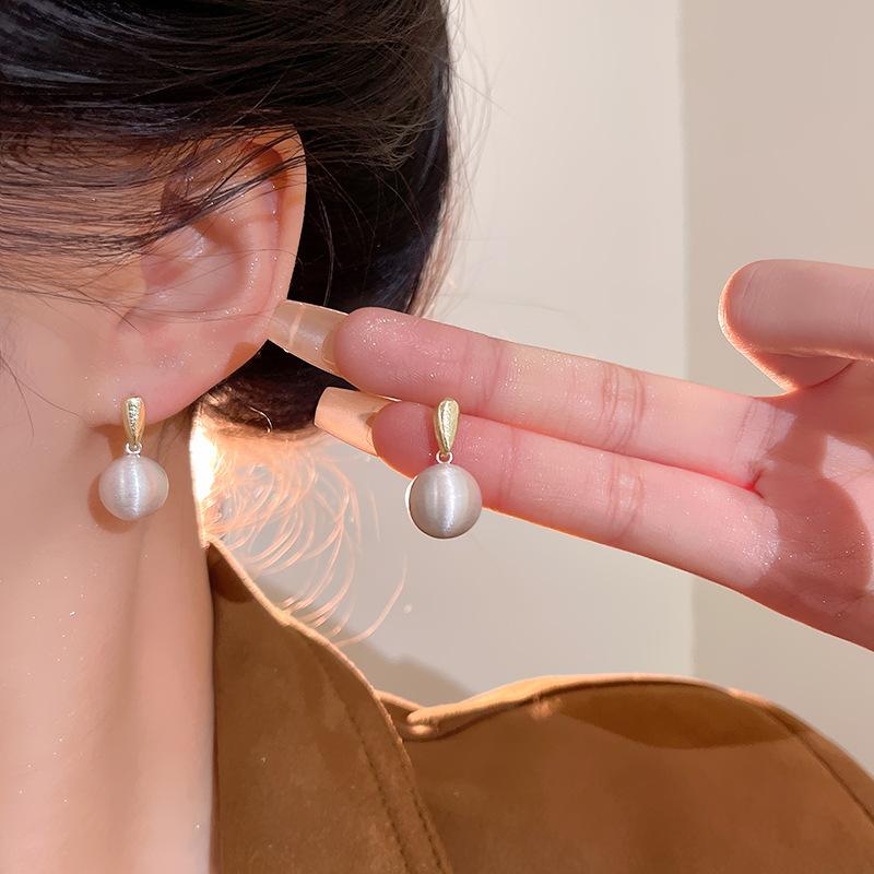 Niche Matte Brushed Metal Ball Stud Earrings for Women, Cold Wind, Simple and Advanced Earrings, Popular Korean Contrasting Color Earrings