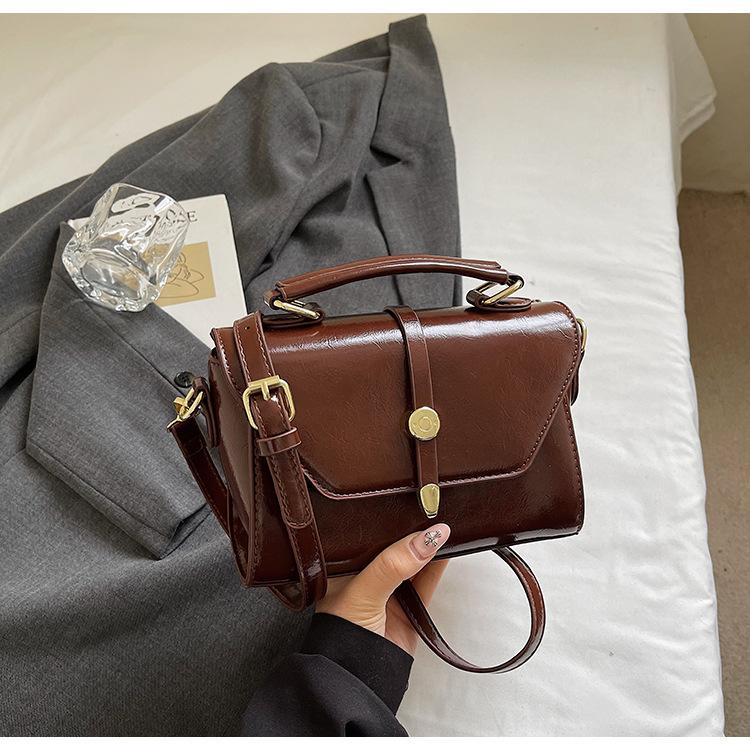 

Портативная маленькая сумка женская 2025 новая британская ретро сумка для通勤 высокого класса на плечо сумка-мессенджер