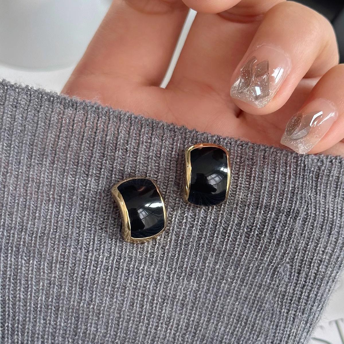 

Передовое чувство капающих масляных серег Женский темперамент Маленькие нежные серьги Модные серьги Нишевые винтажные женские аксессуары Элегантные украшения