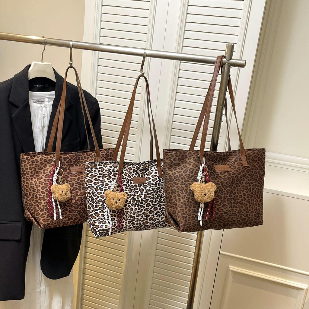 Leopard Print European Retro Tote Bag: Fashionable, Versatile, Large-Capacity Shoulder Handbag for Women
