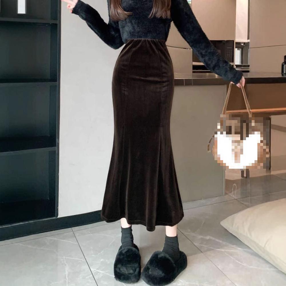 Women's Black Velvet Fishtail Pencil Skirt - High Waist, Slimming, Mid-Length, Pleated, Autumn/Winter.