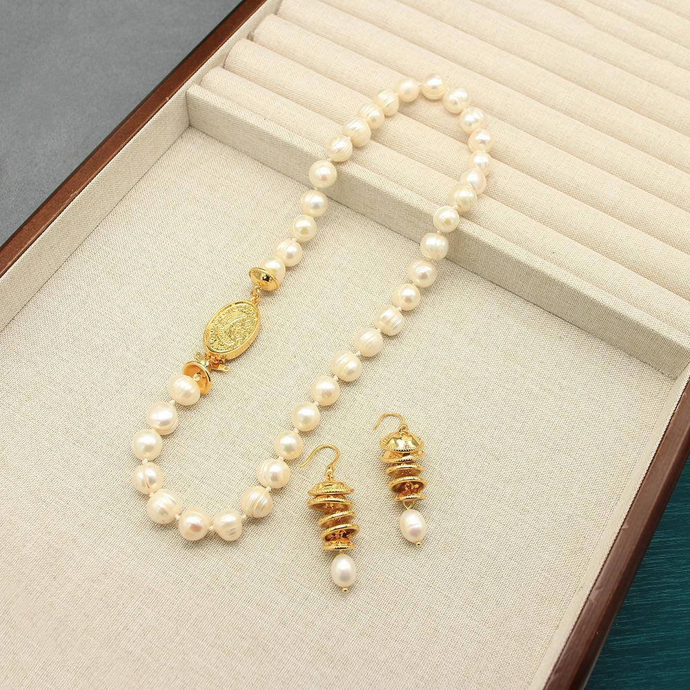 Vintage Relief Moon Gold Coin Necklace Natural Pearl Women'S Light Luxury High-End Earrings Collarbone Chain