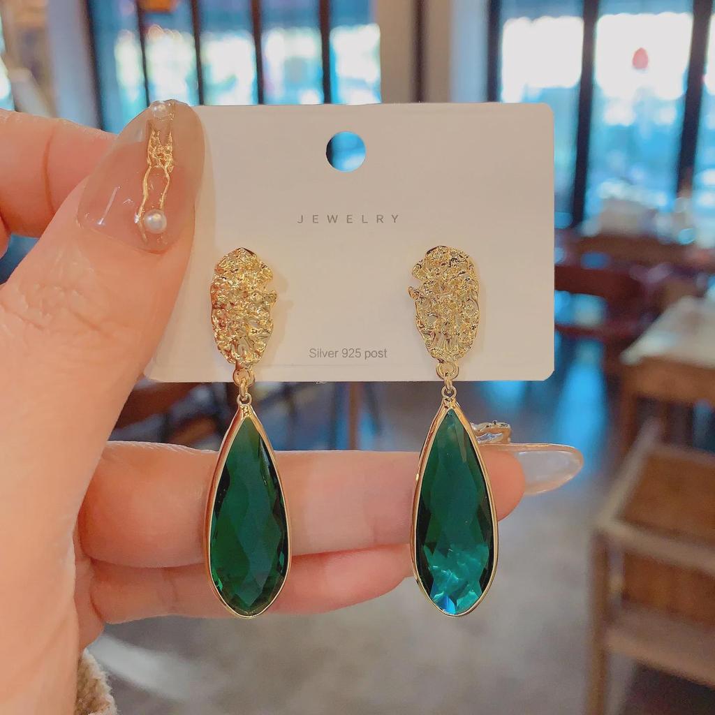 Elegant Green Teardrop Earrings: Retro Design with Silver Needle