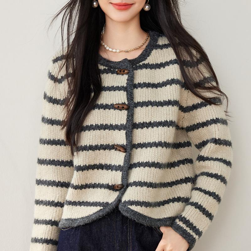 

Полосатый вязаный кардиган для женщин на осень и зиму, ленивый стиль, свитер с пуговицами из бычьего рога, кардиган, новая круглая горловина, внутренняя базовая рубашка XL