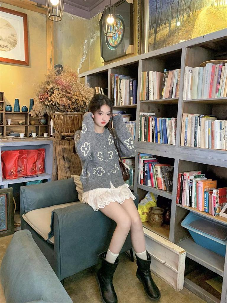 Korean-Style Age-Defying Women's Loose Knit Cardigan - Soft, Long Sleeve, 2025 Autumn Collection
