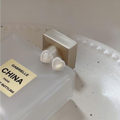 Earrings Niche Design High-end Sense Small Shell Love Stud Earrings French Earrings Ear Buckle Women's Earrings