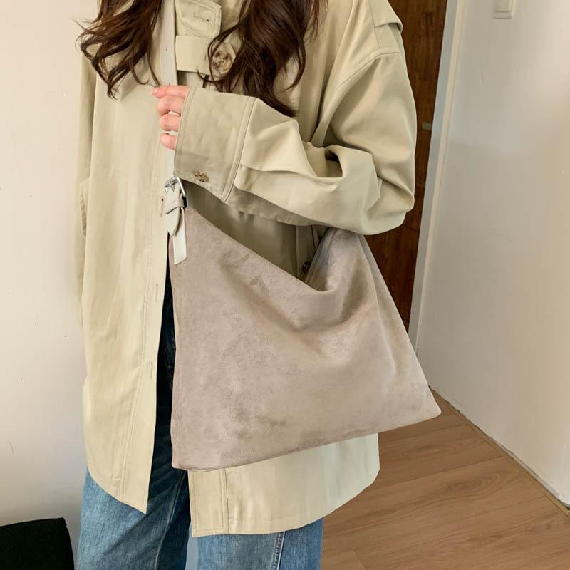 This year's popular bag women's large-capacity 2025 new autumn and winter versatile retro shoulder messenger bag bucket bag