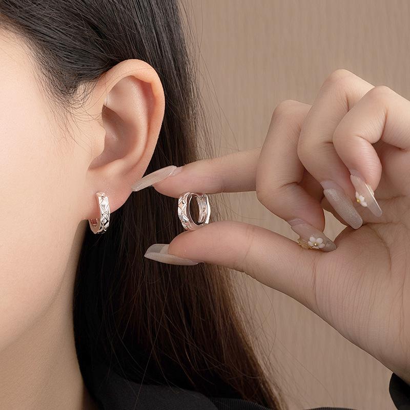 Silver Needle Geometric Heart Hoop Earrings - Retro & High-End Style for a Bold Look
