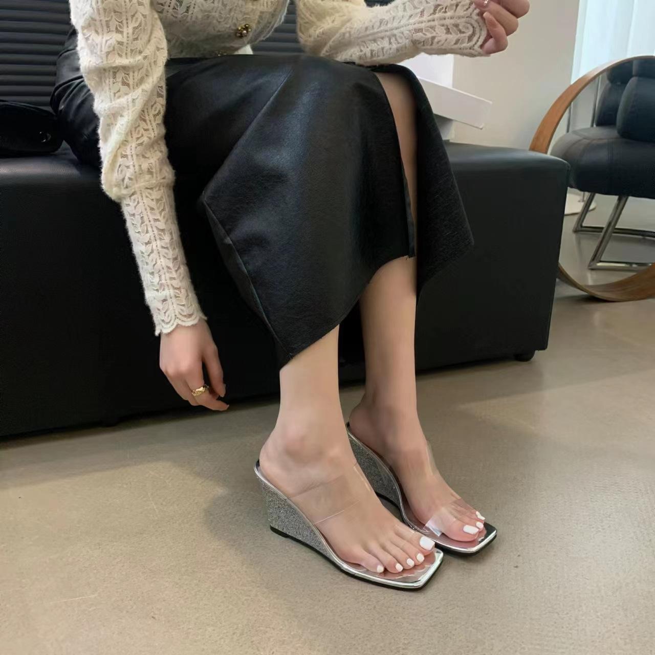 

Transparent sandals women s 2025 new wedge heel cool slippers summer wear fashion vacation high heel one-word shoes versatile 40 срібний