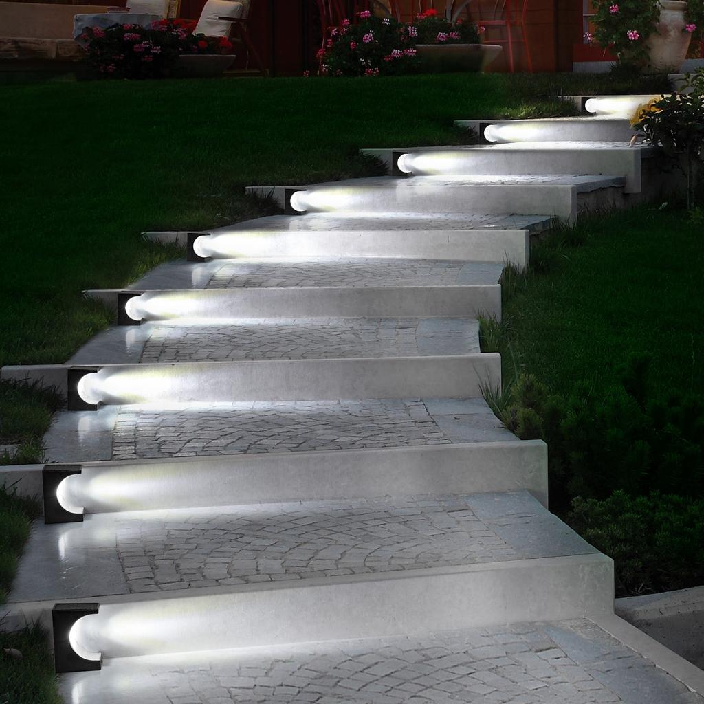 Solar Powered Outdoor Step Lights Outdoor Solar Stair Light Waterproof LED Garden Decoration Lamp for Patio Courtyard Driveway