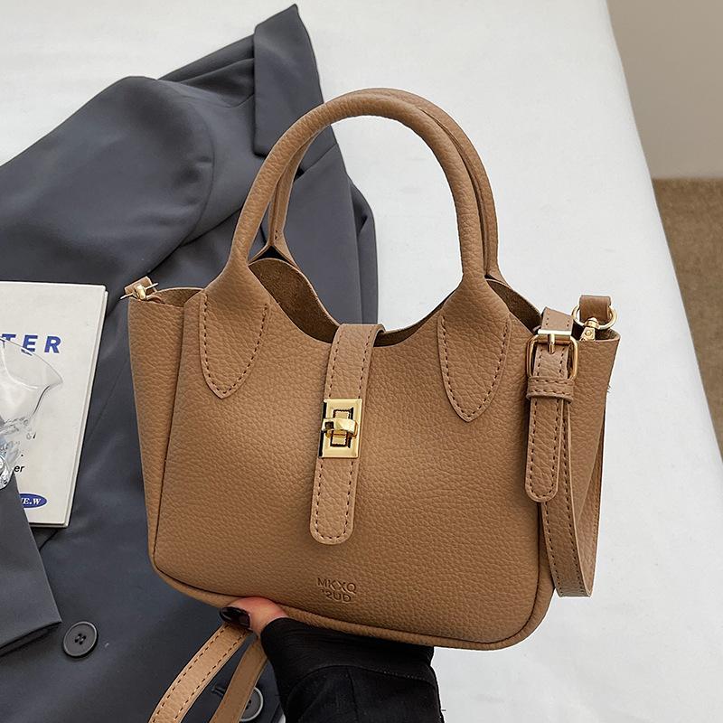 Wholesale hot sale simple temperament light luxury lychee pattern portable bucket bag niche design versatile commuter messenger bag