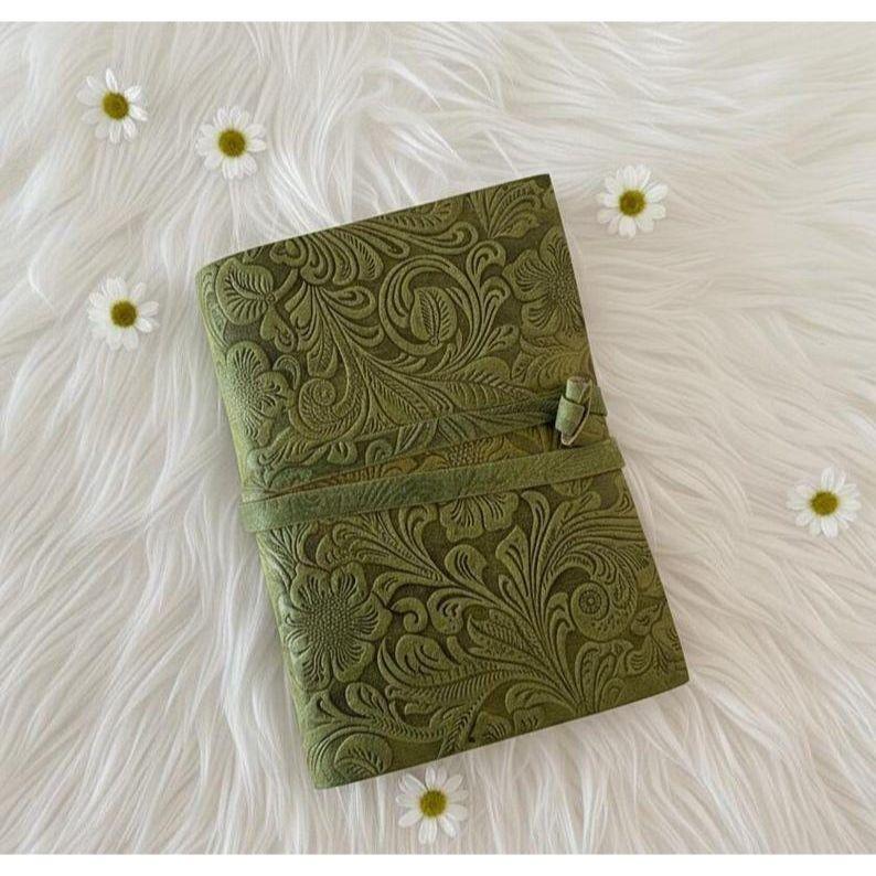 Geprägtes Leder-Notizbuch mit Blumen: Handgefertigtes Grimoire mit Büttenrand Meditationsgeschenke