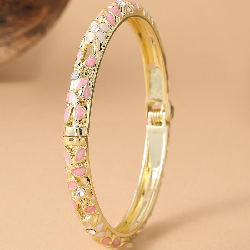 [Retro Chinese Filigree Cloisonne Drip Oil Bangle with Inlaid Diamonds and Hollow Enamel Design]