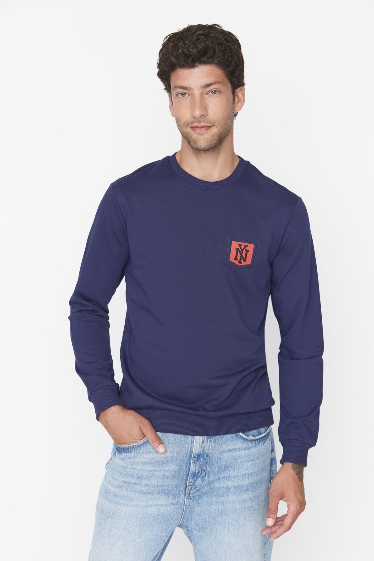 

Темно-синий мужской хлопковый свитшот с круглым вырезом и длинными рукавами стандартного кроя TMNAW23SW00086