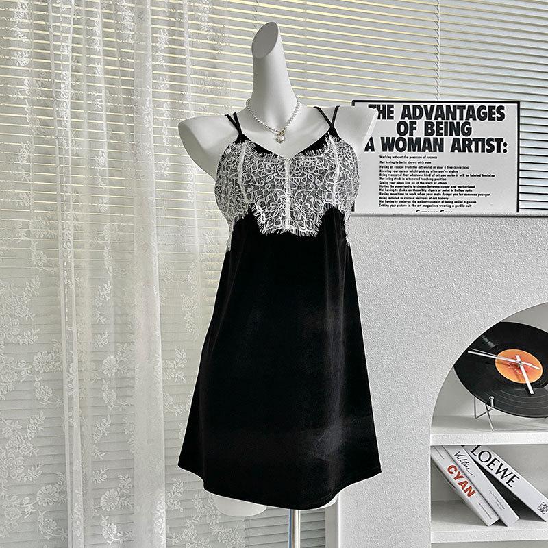 

Бархатная ночная сорочка без спинки для женщин с нагрудными вкладышами - Черное кружевное слинг-белье для сна M