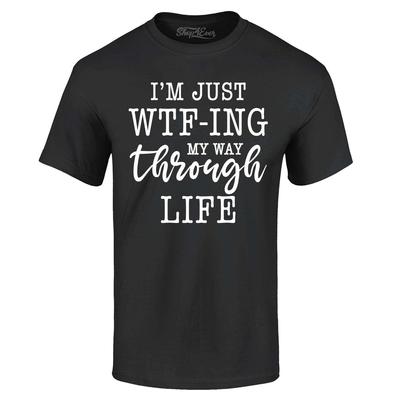 Sto solo attraversando la vita con un WTF T-shirt Divertente Maglietta Divertente