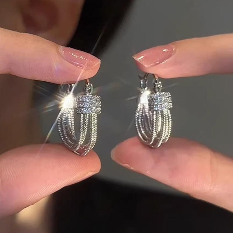 

Серьги-клипсы U-образной формы с многослойным цирконом, новые серьги в стиле холодного ветра, простые и высококлассные серьги с темпераментом.