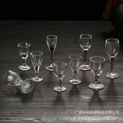 Baijiu Dekantier-Set: Kreativer Dreibeiniger Kaiserbecher mit Verdickten Kleinen Weingläsern im Antiken Stil